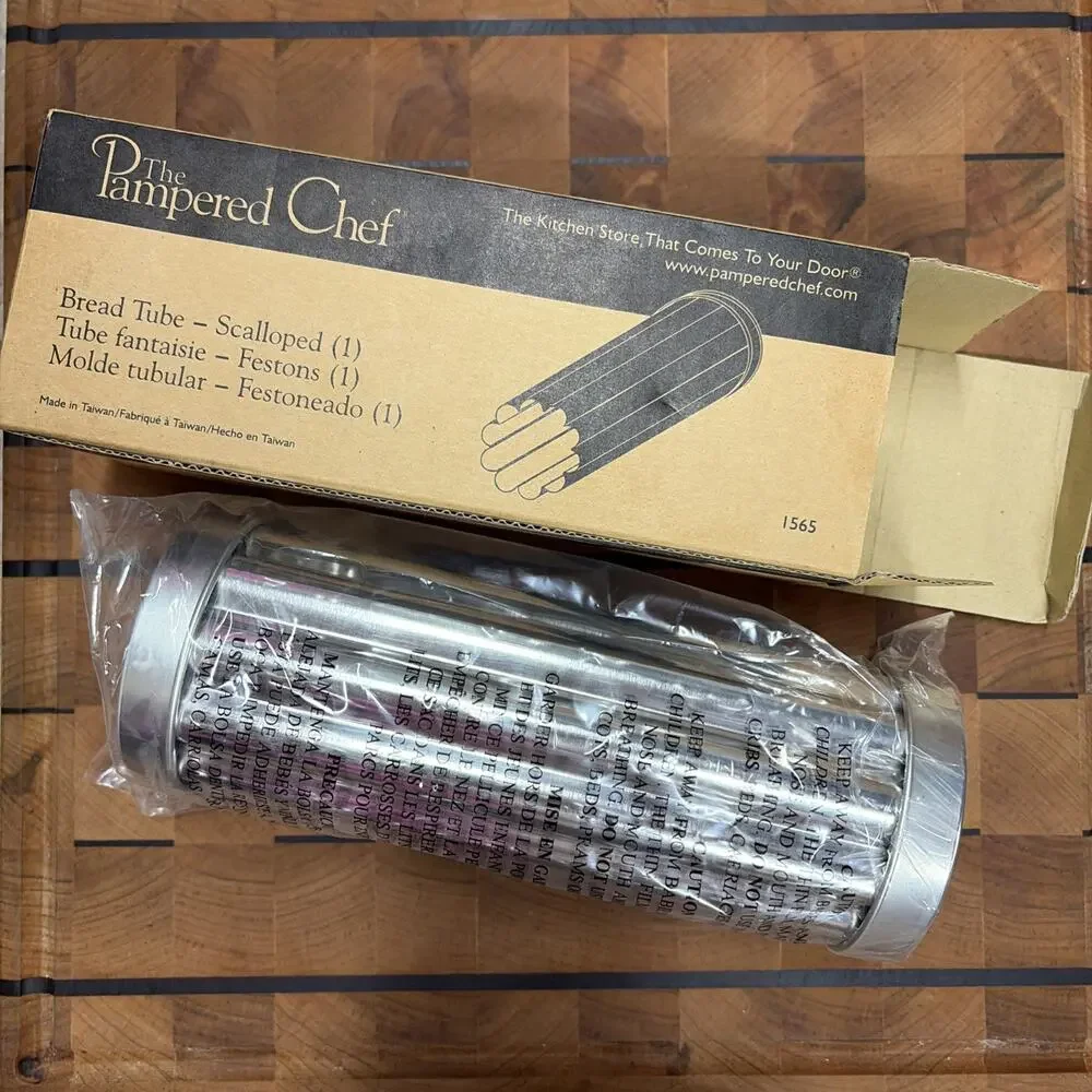 Pampered Chef Scalloped Bread Tube #1565 – New in Box – Bake Decorative Bread